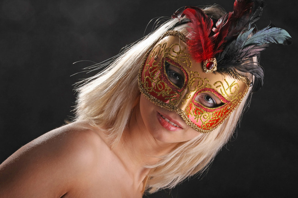 emociones en la cara de la chica en la máscara veneciana sobre fondo negro
 - Foto, Imagen