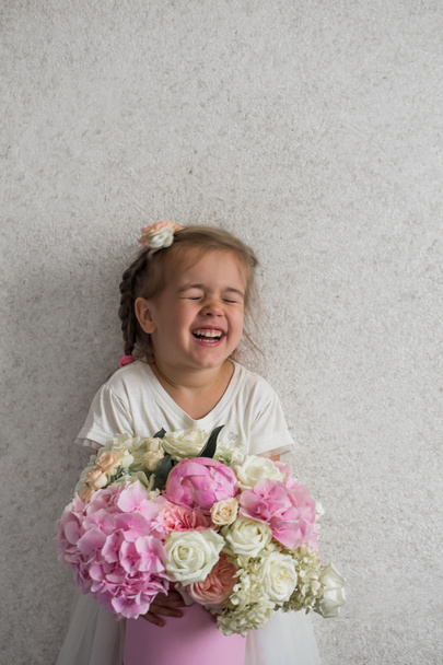 little girl with a big bouquet of fresh flowers - Zdjęcie, obraz