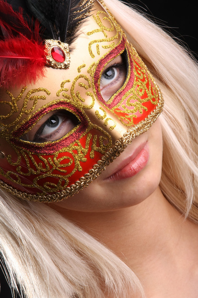 érzelmek az arcon a lány a velencei maszk fekete háttér - Fotó, kép