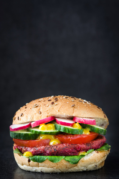 Veggie hamburger di barbabietola su sfondo ardesia nera
 - Foto, immagini