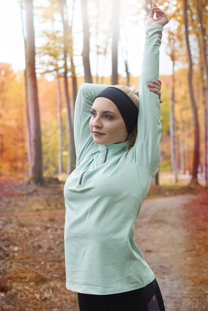 Nyújtás, mielőtt a mindennapi kemény jogging nő  - Fotó, kép