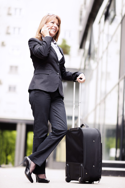 Mujer de negocios viajando, tiro vertical
 - Foto, imagen