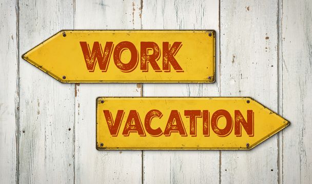 Indicaciones de dirección en una pared de madera - Trabajo o vacaciones
 - Foto, Imagen
