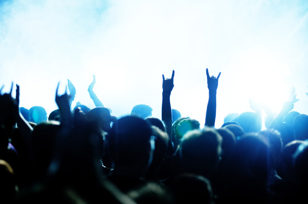 silhuetas de multidão de concerto na frente de luzes de palco brilhantes - Foto, Imagem