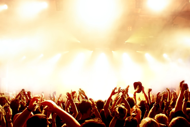Parlak sahne ışıkları önünde konser kalabalığının siluetleri - Fotoğraf, Görsel