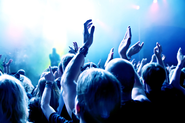 siluetas de la multitud de conciertos frente a luces de escenario brillantes - Foto, imagen