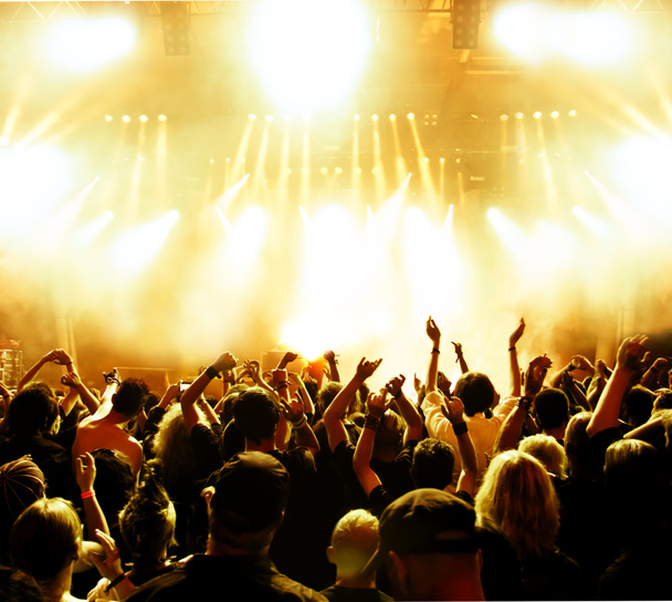 Silhouetten von Konzertbesuchern vor hellen Bühnenlichtern - Foto, Bild