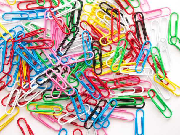 Pile of colorful paper clip on white background - Foto, afbeelding