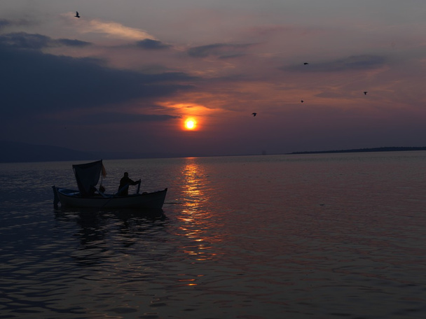 Ville de pêcheurs et lac Golyazi à Bursa, Turquie
 - Photo, image