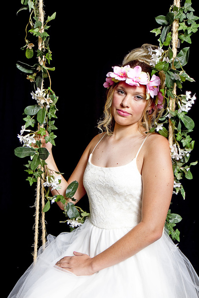 Partygirl im weißen Tüllkleid auf Blumenschaukel - Foto, Bild