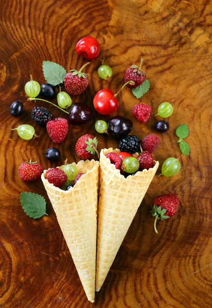 különböző friss organikus bogyók a waffle kúp fagylalt - Fotó, kép
