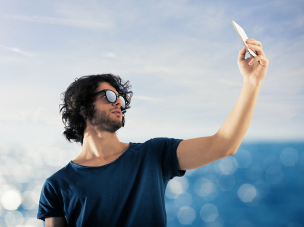 мужчина фотографирует себя на мобильный телефон
  - Фото, изображение