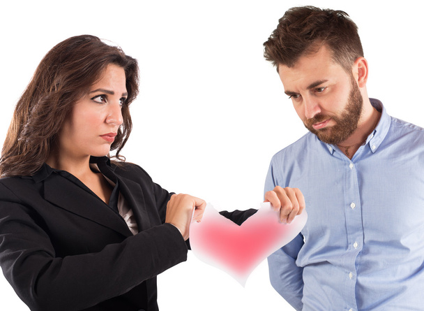 Mulher irritada rasgando um coração de papel vermelho
 - Foto, Imagem