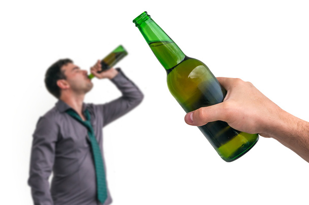 Unkonzentrierter Mann trinkt Alkohol - Foto, Bild