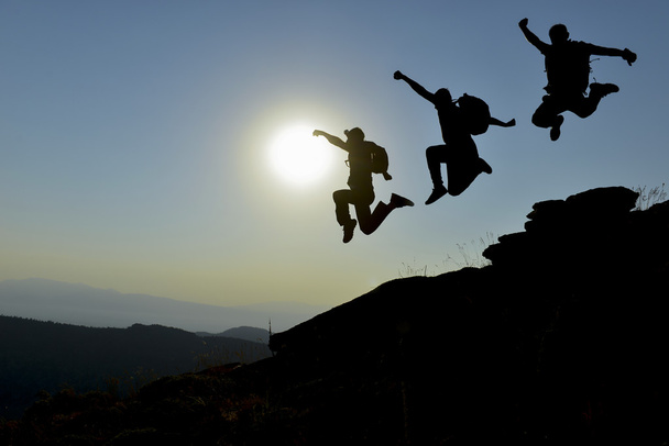 динамичные и энергичные альпинисты на вершине
 - Фото, изображение