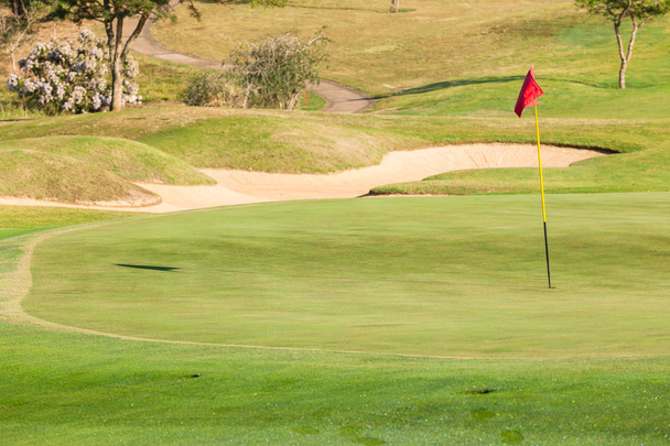 Piège de sable de drapeau vert de golf
  - Photo, image