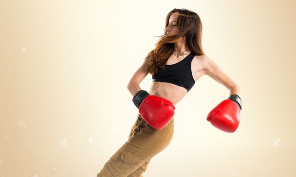девушка в боксёрских перчатках - Фото, изображение