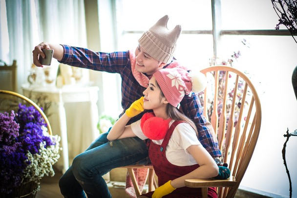 selfie tarafından cep telefonu alarak Park küçük kız ailesiyle.  - Fotoğraf, Görsel