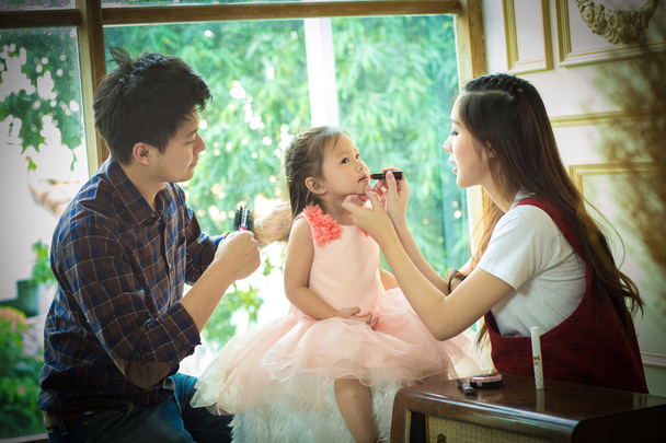 Baba, anne ve kızı makyaj ile oynamak.  - Fotoğraf, Görsel