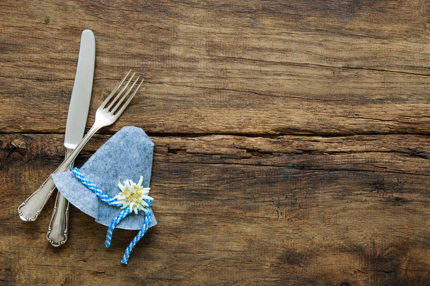 Cutlery and Bavarian hut with edelweiss - 写真・画像