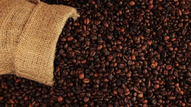 Prendre torréfaction des grains de café en utilisant une cuillère en bois sur une table en bois brun
 - Séquence, vidéo
