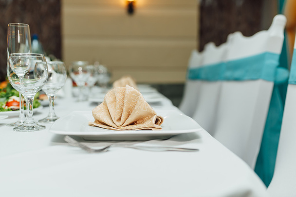 Esküvőre vagy más vendéglátó-ipari rendezvényre összeállított asztal - Fotó, kép