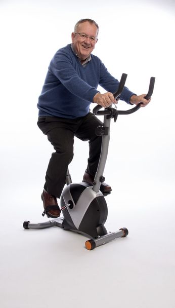 Starszy człowiek na rowerek treningowy  - Zdjęcie, obraz