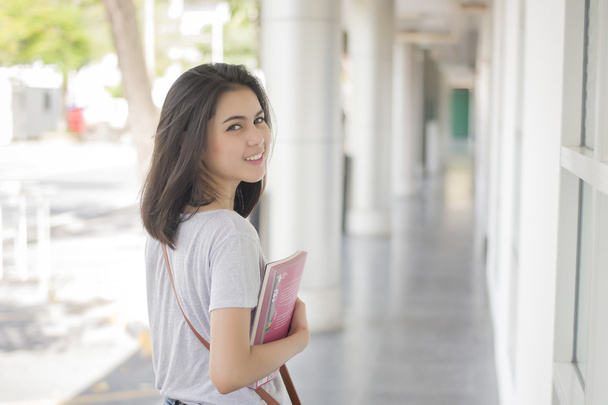 Portret azjatycki studentka na terenie kampusu - Zdjęcie, obraz