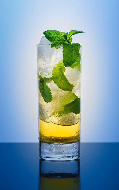 Прохолодний келих яблучного соку на синьому фоні
 - Фото, зображення