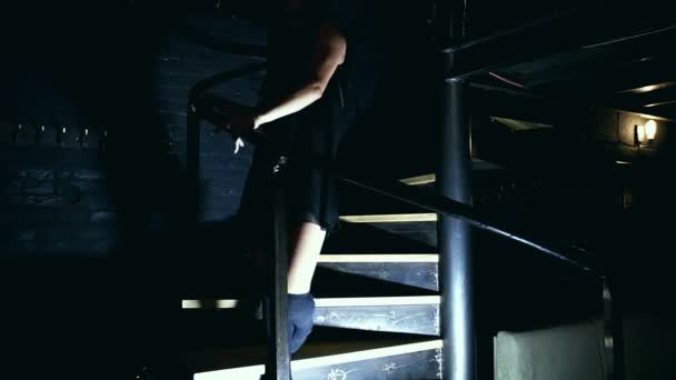 Молода жінка танцює сучасний танець на сходах
 - Кадри, відео