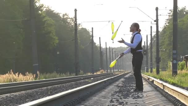 Guy jongleren on the Train Tracks. Slow-Motion. Fail. - Video