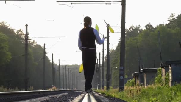 Guy jongleren on the Train Tracks. Slow-Motion. Fail. - Video