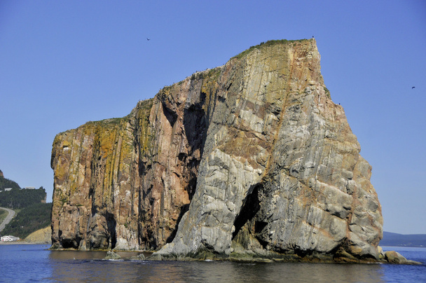Perce Rock (francouzský rocher Perce, "pierced rock") je obrovská skalní formace v zálivu Saint Lawrence na vrcholu poloostrova Gaspe v Quebecu v Kanadě, nedaleko Perce Bay - Fotografie, Obrázek