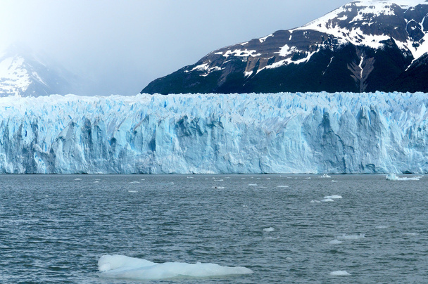 Perito Moreno Buzulu, Arjantin 'in Santa Cruz eyaletindeki Los Glaciares Ulusal Parkı' nda bulunan bir buzuldur. Patagonya 'nın en önemli turistik merkezlerinden biridir. - Fotoğraf, Görsel