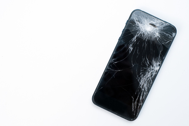κινητά smartphone με σπασμένη οθόνη που απομονώνονται σε λευκό φόντο - Φωτογραφία, εικόνα