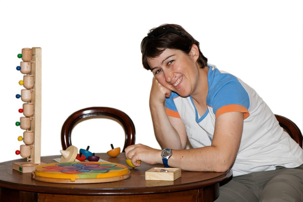 Donna sorridente gioca con giocattoli in legno
 - Foto, immagini