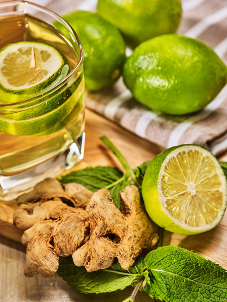 Vidro com limão verde Bebida saudável e gengibre
 . - Foto, Imagem
