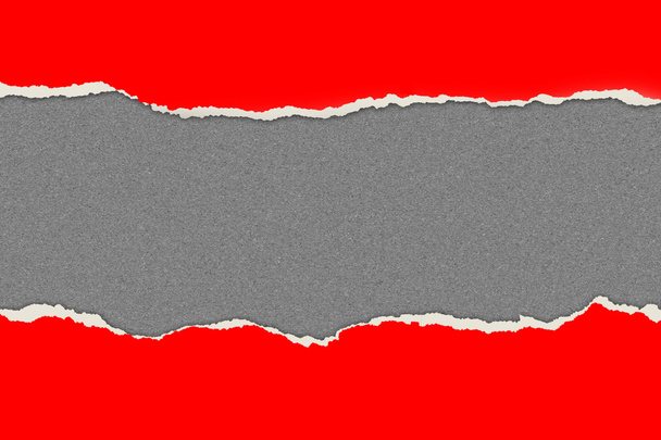 Rotes Papier auf der grauen Tafel zerrissen. - Foto, Bild