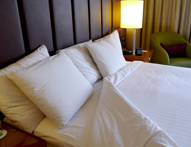 Roupa de cama virada para baixo no quarto de hotel de luxo
 - Foto, Imagem