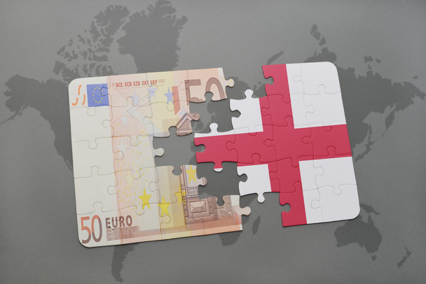головоломка с национальным флагом Англии и банкнотой евро на фоне карты мира
. - Фото, изображение