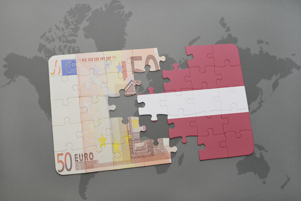 bir dünya haritası arka plan üzerinde letonya ve euro banknot ulusal bayrağı ile bulmaca. - Fotoğraf, Görsel