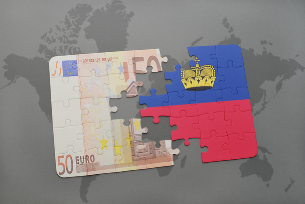puzzle avec le drapeau national du Liechtenstein et le billet en euros sur un fond de carte du monde
. - Photo, image