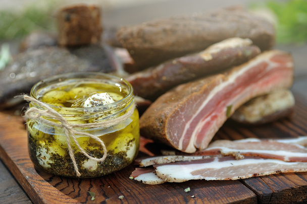 Zbliżenie z koziego sera, oliwy z oliwek i mięs - Zdjęcie, obraz