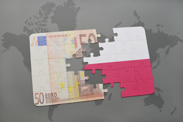 головоломка з національним прапором Польщі та банкнотою євро на фоні карти світу
. - Фото, зображення