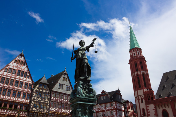 Frankfurt Justitia heykeli ile eski şehir - Fotoğraf, Görsel