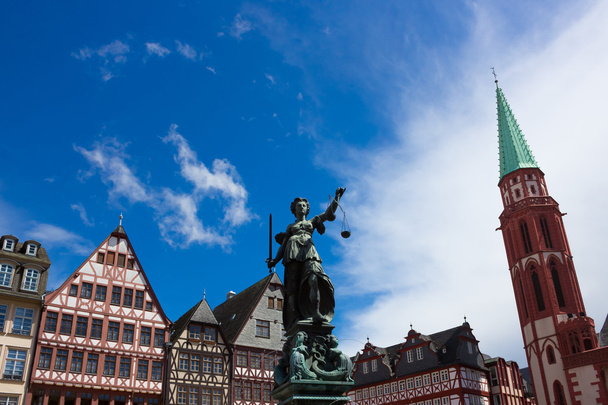 Il centro storico con la statua della Justitia a Francoforte
 - Foto, immagini