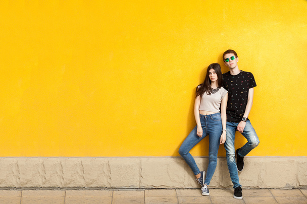 Paar posiert im Mode-Jeans-Stil vor der Kamera - Foto, Bild