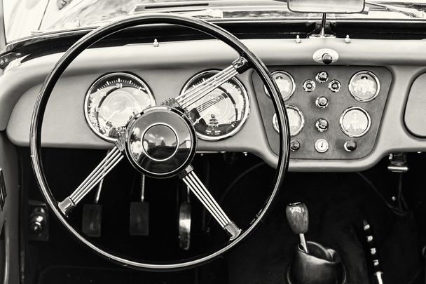 Volante y tablero de instrumentos en coche vintage histórico
 - Foto, imagen