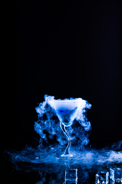blue cocktail with splash and ice vapor - Foto, immagini