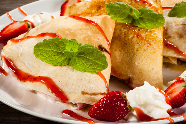 Pancakes with cream and strawberry  - Foto, afbeelding